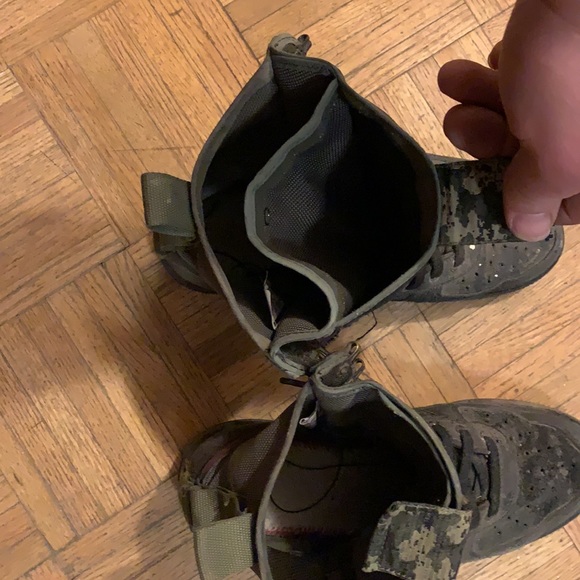 Nikes 8.5 - Picture 5 of 5